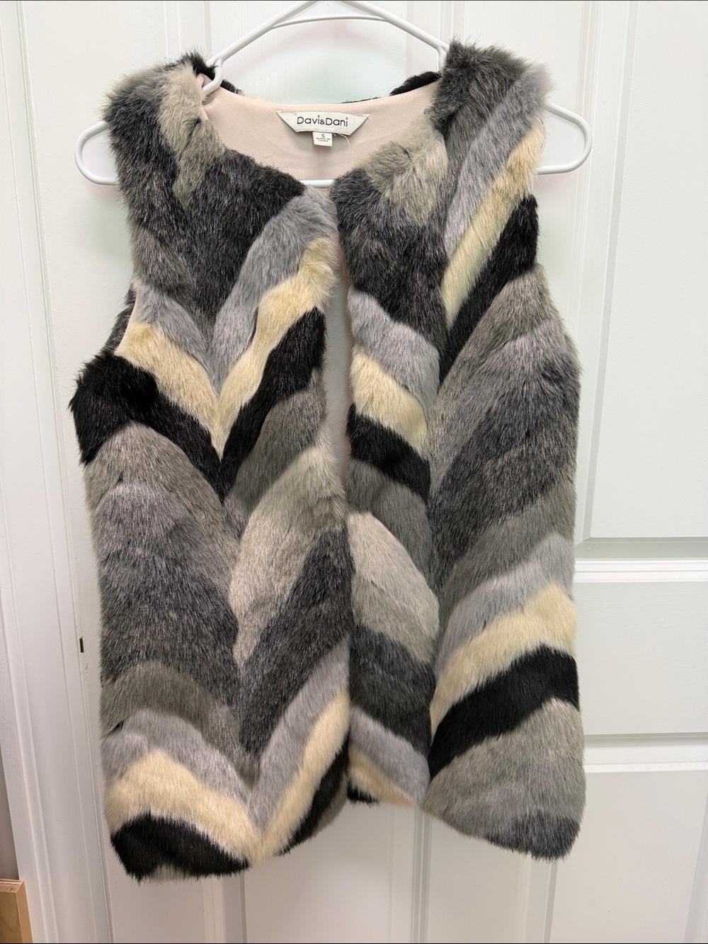 DAVI & DANI Girls Faux Fur Chevron Vest in Gray, Black & Cream
